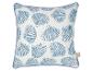 Coussin blanc avec motif coquillages bleus et passepoil bleu.