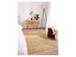 Tapis en jute beige dans une chambre à coucher lumineuse avec des meubles en bois.