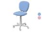 Chaise de bureau pivotante pour enfant en tissu bleu avec base blanche à roulettes.