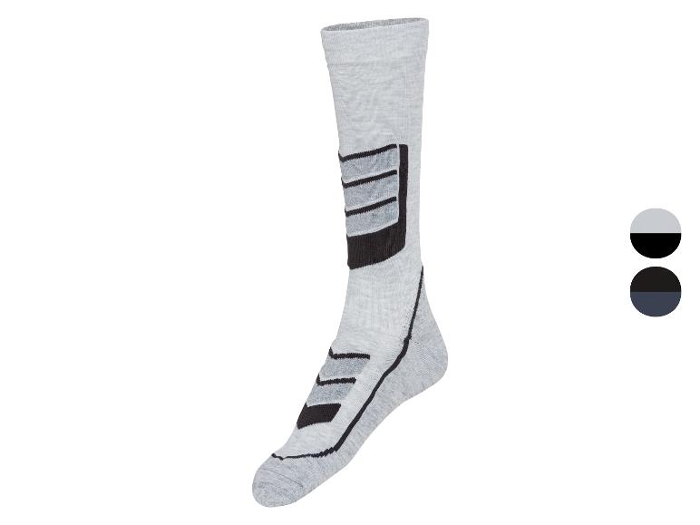 Chaussettes de sport grises avec des rayures noires.