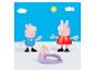 Figurines Peppa Pig, avec Peppa, George et une figurine de bébé, sous un soleil et des nuages.