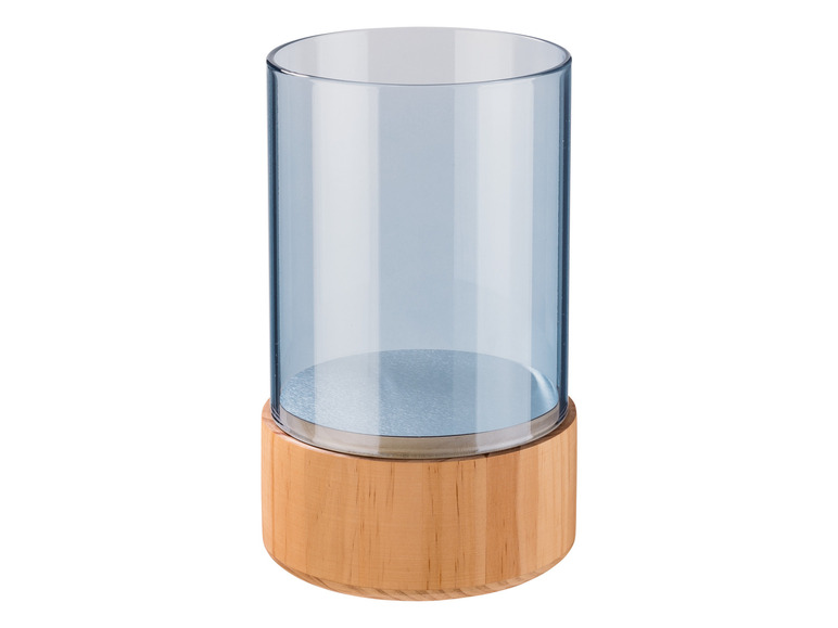 Un vase en verre bleu sur un piédestal en bois.