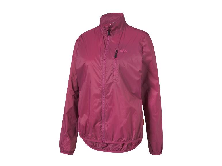 Une veste coupe-vent rose pour femme.