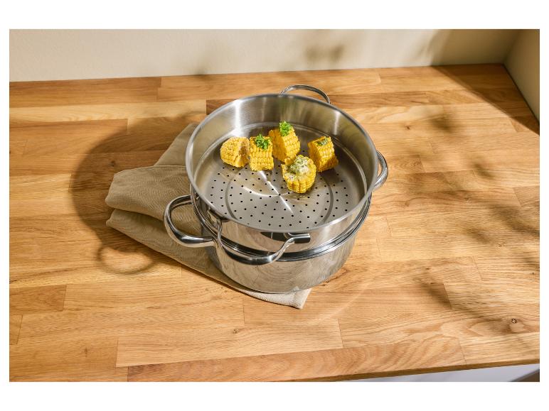 Maïs dans un cuiseur vapeur en acier inoxydable sur un comptoir en bois.