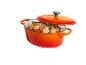 Cocotte en fonte orange avec poulet rôti et légumes