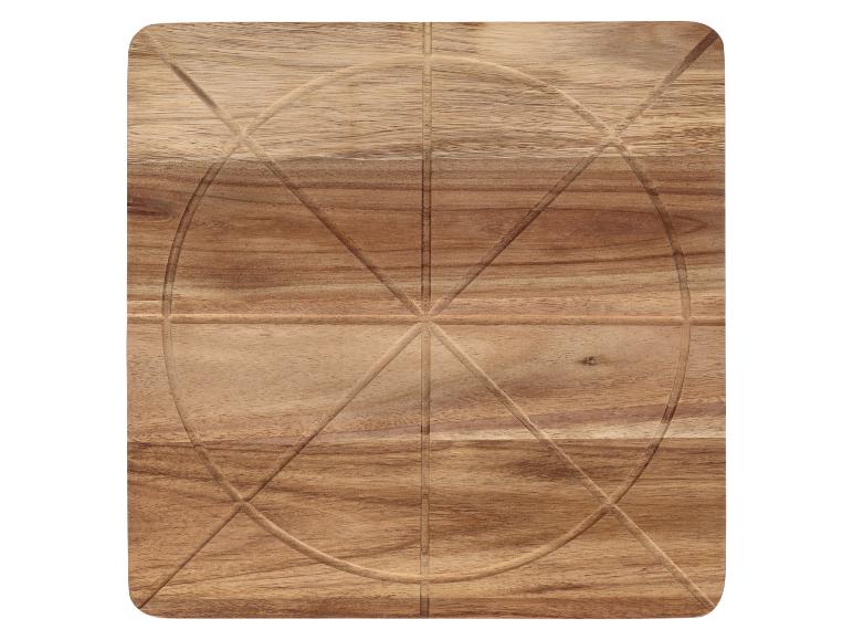 Planche à découper en bois avec un cercle et des lignes gravées.