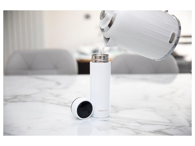 Bouilloire blanche versant de l'eau chaude dans une bouteille isotherme blanche RAPIDCOOL sur un comptoir en marbre.