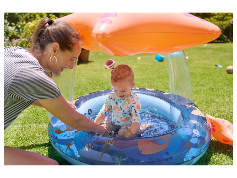Piscine et jeux gonflables pour enfant, thème océan.