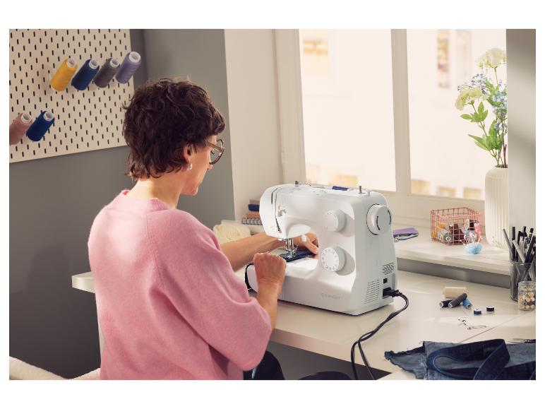 Une femme coud avec la machine à coudre SILVERCREST SNM 33 D2.