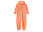 Une combinaison de pluie orange avec capuche pour enfant.