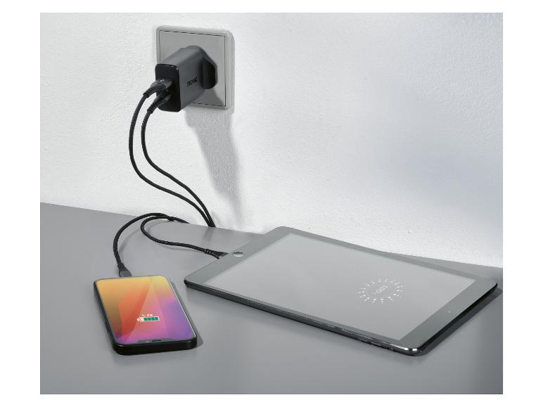Tablette et téléphone en charge avec un chargeur mural TRONIC.