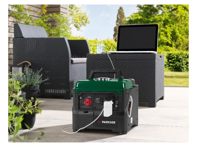 Générateur portable avec ordinateur portable sur une terrasse, avec mobilier de jardin et plantes.
