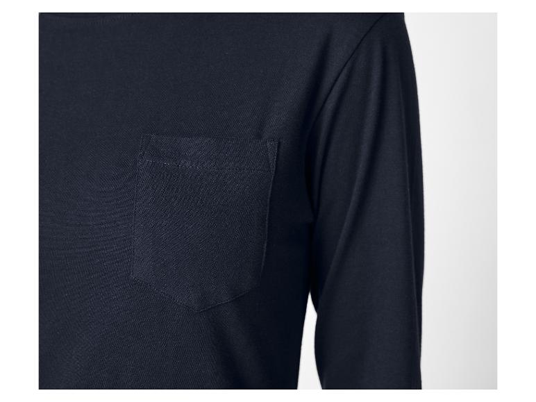 T-shirt foncé à manches longues avec une poche poitrine.