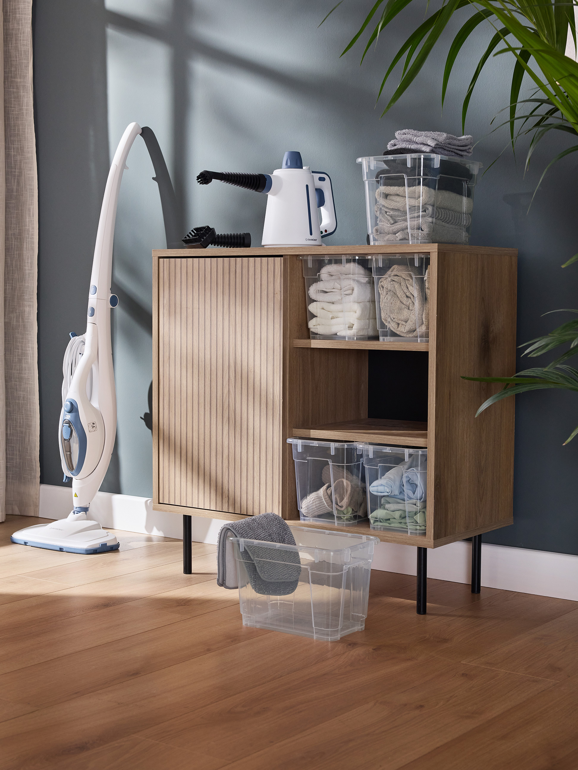 Nettoyeur vapeur balai et nettoyeur vapeur à main avec boîtes de rangement transparentes et serviettes.