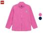 Veste polaire rose avec fermeture éclair et petit motif sur la poitrine.