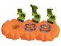 Trois pots de fleurs orange avec des couvercles verts