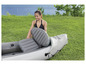 Une femme met en place un kayak gonflable Intex avec sièges.