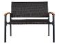 Un banc en osier noir avec des accoudoirs en bois.