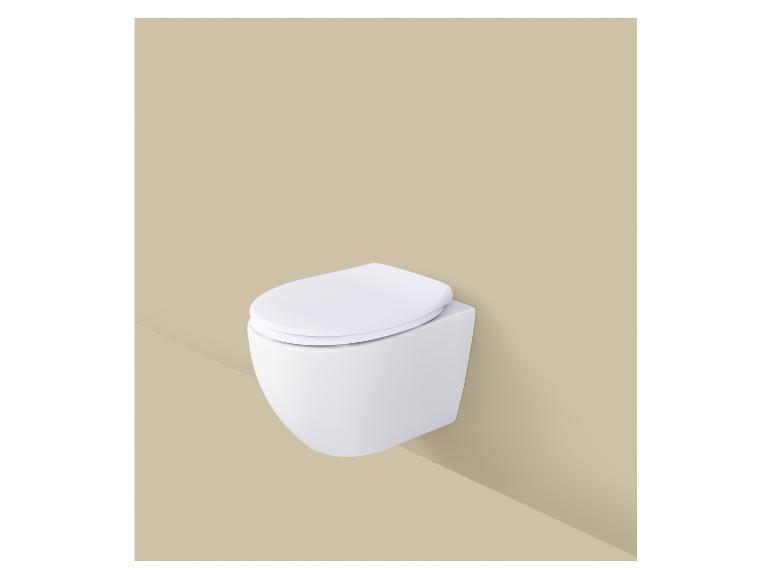 Toilettes blanches suspendues avec couvercle fermé sur fond beige.