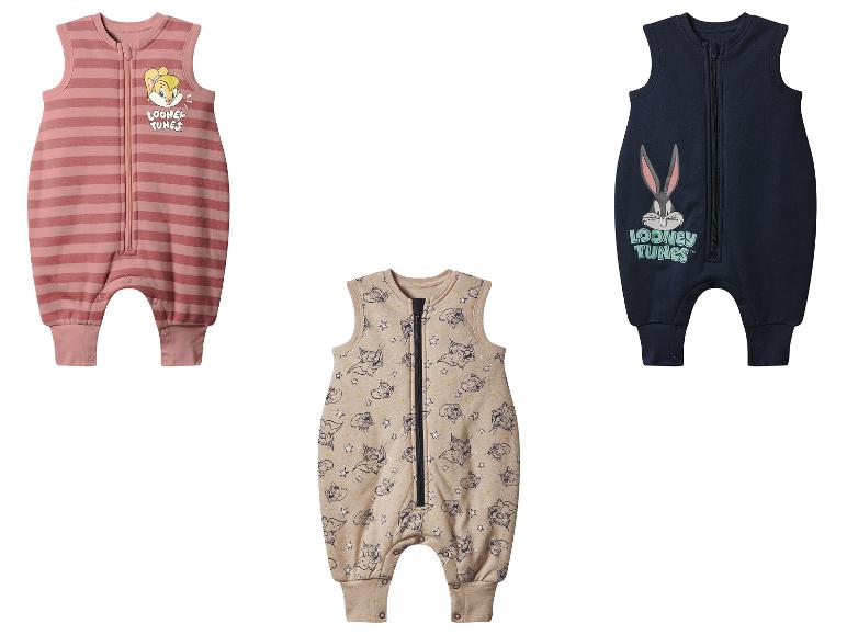 Trois pyjamas-combinaisons pour bébé Looney Tunes avec différents motifs.