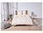Housse de couette beige avec un motif géométrique blanc et deux oreillers.