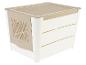 Une boîte de rangement beige avec un couvercle et un panneau perforé.
