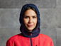 Une femme portant une veste rouge à capuche