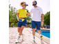 Un homme et une femme portant des vêtements Lidl, dont un t-shirt, un short, des chaussettes et des tongs.