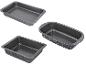 Trois moules de cuisson gris avec surface mouchetée, rectangulaires et ovales.