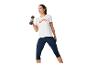 Femme faisant du sport avec haltères et vêtements de sport.