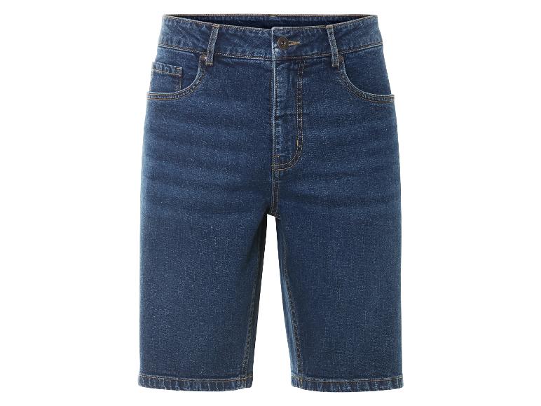 Shorts en jean bleu foncé.