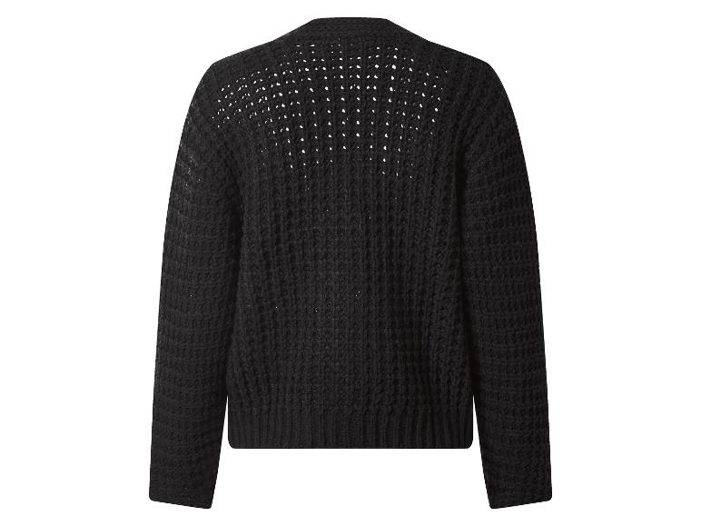 Pull en maille noir avec détails ajourés sur les épaules et le dos.
