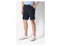 Un homme porte un short chino bleu et des baskets blanches.
