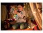 Un garçon joue avec des bâtonnets magnétiques dans une tente décorée de lumières de Noël.