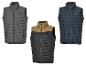 Trois gilets Parkside en gris, noir et bleu.