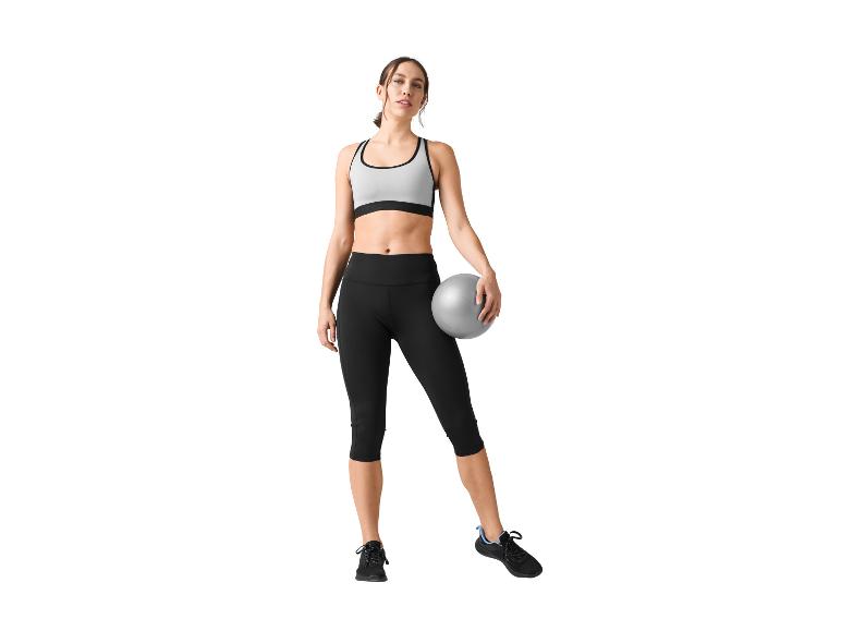Femme attirante en vêtements de sport avec ballon de pilates.