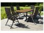 Ensemble de mobilier d'extérieur avec table et six chaises sur une terrasse en bois.