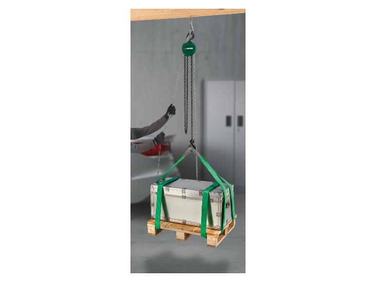 Palan à chaîne PARKSIDE soulevant une caisse sur une palette avec des sangles vertes.