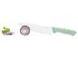 Couteau de chef à manche vert coupant un oignon rouge, avec des feuilles de menthe.