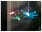 Guirlandes lumineuses en forme de libellules aux couleurs vives.