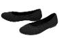 Une paire de ballerines noires pour femme avec un design tricoté.