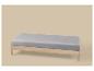 Matelas gris sur un cadre de lit en bois.