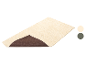 Tapis de bain beige avec motif ondulé et base antidérapante.