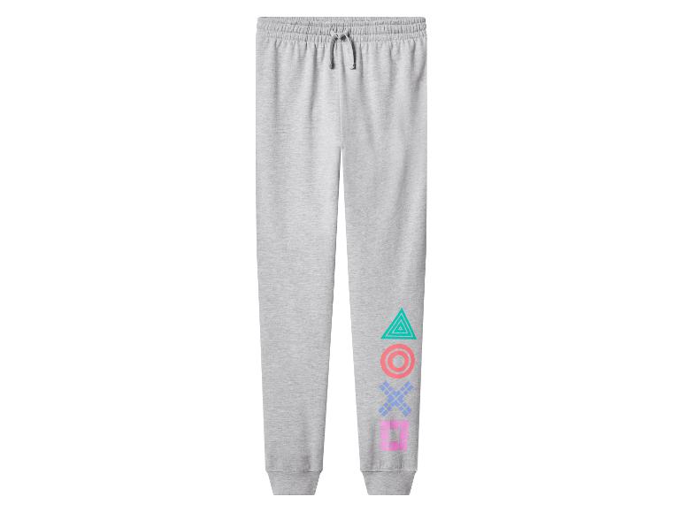Pantalon de jogging gris avec symboles PlayStation colorés sur la jambe.
