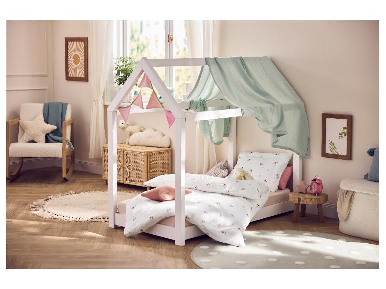 Linge de lit pour bébé LIVARNO® dans une chambre d'enfant chaleureuse avec un lit cabane.