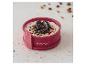 Un moule à pâtisserie rose avec un cheesecake Oreo