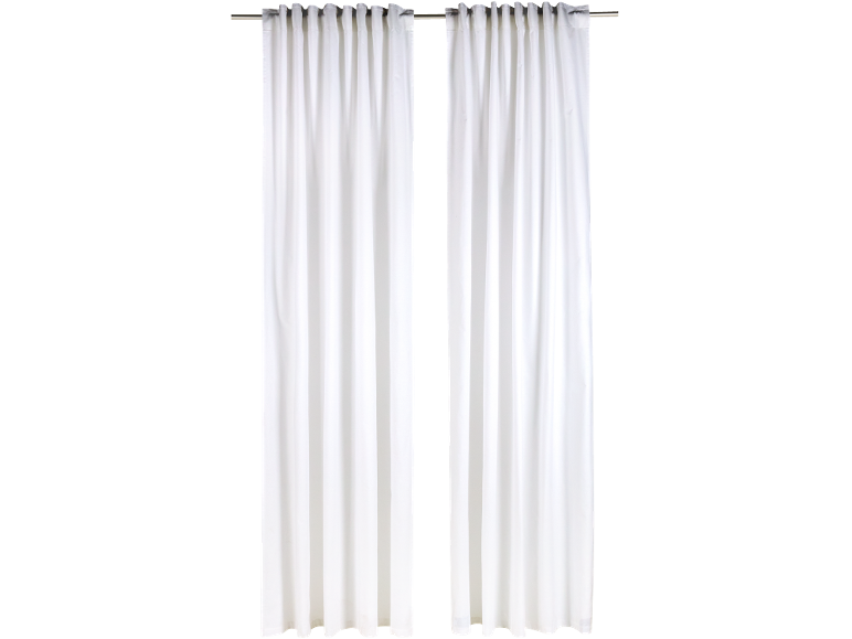 Rideaux en tissu blanc avec une tringle à rideaux métallique.