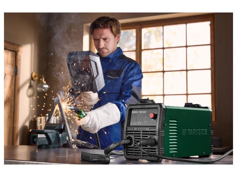 Homme soudant avec un poste à souder Parkside PIFDS 120 B2 dans un atelier