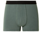 Boxers verts avec une ceinture noire.