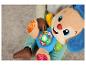 Bébé jouant avec le chien en peluche Fisher-Price Lernspaß Hündchen.
